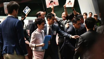 Lam bricht Regierungserklärung ab und flieht vor verärgerten Abgeordneten