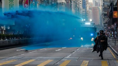 Hongkong: Warum färbt die Polizei das Wasser der Wasserwerfer blau?