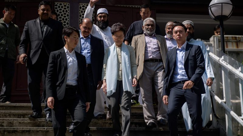 Hongkongs Regierungschefin entschuldigt sich bei Moschee-Vertretern für blaue Farbe