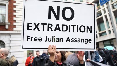 Julian Assange bei Anhörung vor Londoner Gericht sichtlich mitgenommen