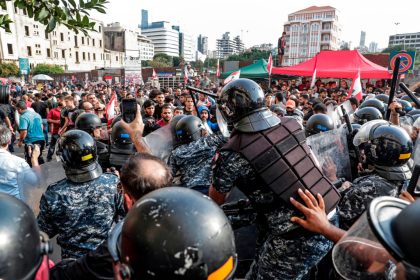 Massenproteste im Libanon: Hisbollah-Anhänger stürmen Kundgebung – Polizei muss einschreiten