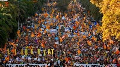 Rund 350.000 Katalanen demonstrieren in Barcelona