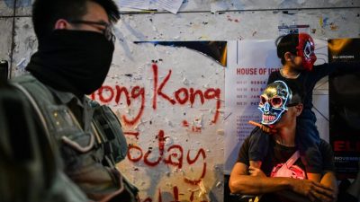 Hongkonger Aktivisten vermummen sich mit Halloween-Masken