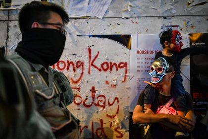 Hongkonger Aktivisten vermummen sich mit Halloween-Masken