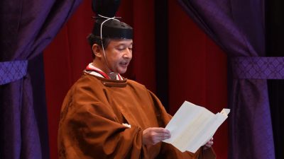 Internationale Prominenz in Japan: Kaiser Naruhito besteigt feierlich den Chrysanthemen-Thron