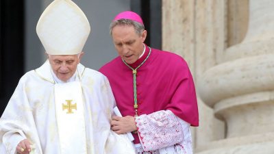 Deutscher Prälat im Vatikan sexueller Übergriffe beschuldigt – Papst Benedikt hat geschwiegen