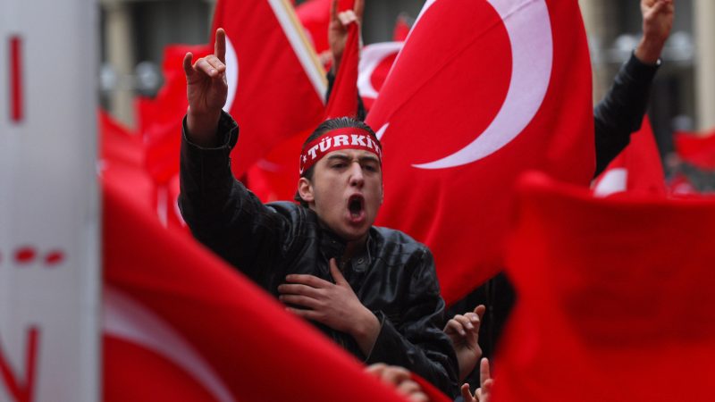 Politiker treffen türkische Rechtsextremisten – SPD-Mann spricht von „toller Begegnung” und erntet Shitstorm