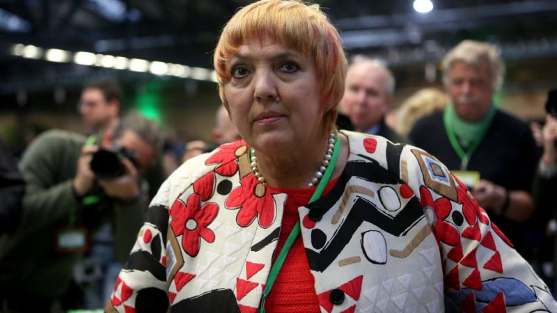 Bundestags-Vizepräsidentin Claudia Roth begrüßt hochrangigen Antisemiten mit ausgestreckten Armen