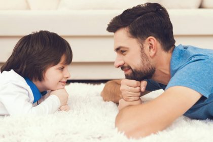 Herzerwärmendes Foto zeigt Vize-Schuldirektor auf dem Boden liegen, um einem Autisten zu helfen