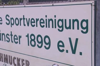 Fußball-Kreisliga in Münster: Spieler (28) schlägt Schiri bewusstlos – Rettungshubschrauber im Einsatz