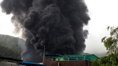 Großbrand in Entsorgungsbetrieb am Linzer Flughafen – Explosion und mehrere Verletzte