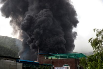 Großbrand in Entsorgungsbetrieb am Linzer Flughafen – Explosion und mehrere Verletzte