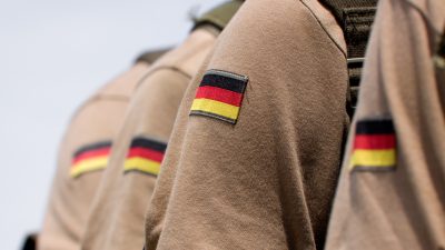 Ärger um Bundeswehr-Foto von Wehrmachtsuniform mit Hakenkreuzen