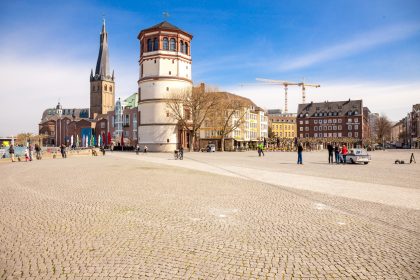 Düsseldorfer Altstadt: Frauen belästigt – Helfer mit Messer niedergestochen – Geflüchteter Syrer festgenommen