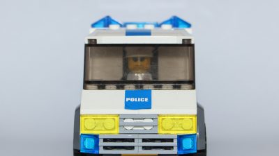 Martinshorn von Spielzeug-Polizeiauto schlägt Einbrecher in die Flucht