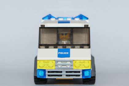 Martinshorn von Spielzeug-Polizeiauto schlägt Einbrecher in die Flucht