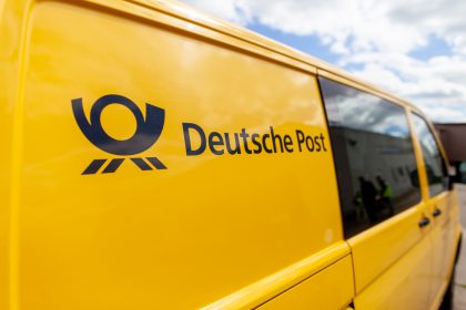 Unbekannte zerstechen Reifen von mehr als 20 Postautos