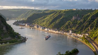 Schiffsunfall auf Rhein: Tankschiff und Kabinenschiff kollidiert – Sieben Leichtverletzte