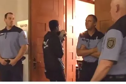 "King Abode" ist frei: Gericht fällt spektakuläres Bewährungs-Urteil - "König Aufenthalt" kann wieder lachen