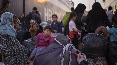 Nach Brand im Migrantenlager: 200 Migranten werden aufs griechische Festland zurückgeschickt