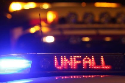 Tödlicher Unfall bei Fulda: Mitfahrer schwerverletzt liegen gelassen – Opfer stirbt in Klinik