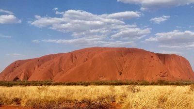 „Heiliger Uluru“: Hunderte Touristen klettern ein letztes Mal auf Berg in australischer Wüste