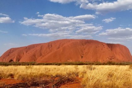 “Heiliger Uluru”: Hunderte Touristen klettern ein letztes Mal auf Berg in australischer Wüste