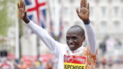 Kipchoge läuft Marathon in weniger als zwei Stunden