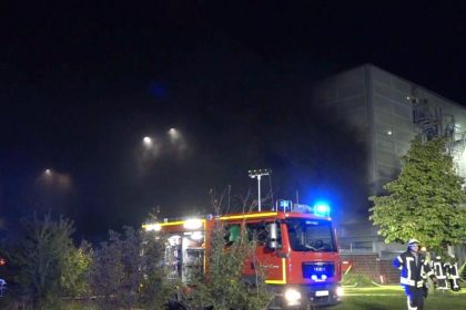 Großbrand in Parkhaus am Flughafen Münster Osnabrück  gelöscht – 70 Autos fingen Feuer