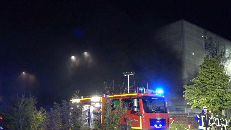 Großbrand in Parkhaus am Flughafen Münster Osnabrück  gelöscht – 70 Autos fingen Feuer