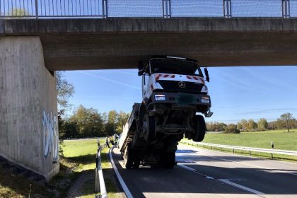 80-Jähriger bleibt mit Lkw spektakulär an Brücke hängen