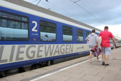 Österreich: Mann springt auf fahrenden Schnellzug auf und fährt außen mit
