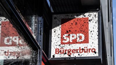 Maskierte attackieren SPD-Zentrale mit Steinen und Farbe