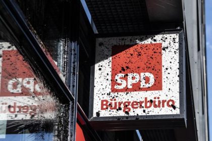 Maskierte attackieren SPD-Zentrale mit Steinen und Farbe