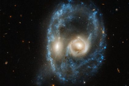 „Hubble“ fotografiert galaktisches Gesicht im All