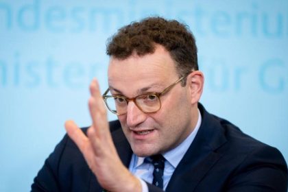 „Alle mal bitte Mund halten“: Spahn gibt Merkel und AKK Rückendeckung und kontert Merz-Kritik