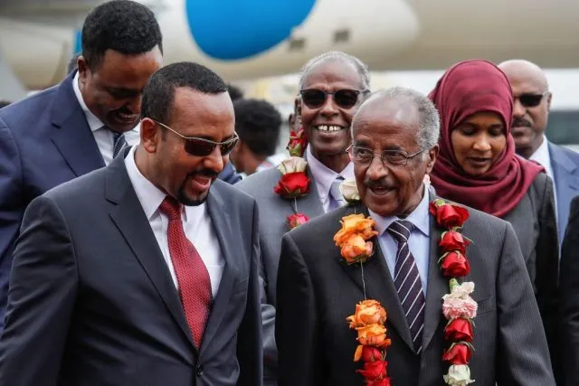 Äthiopiens Premierministerin Abiy Ahmed (L) geht mit Eritreas Außenminister Osman Saleh Mohammed (R) auf dem internationalen Flughafen in Addis Abeba, Äthiopien, zu Friedensgesprächen mit Äthiopien ein. Foto: YONAS TADESSE/AFP/Getty Images