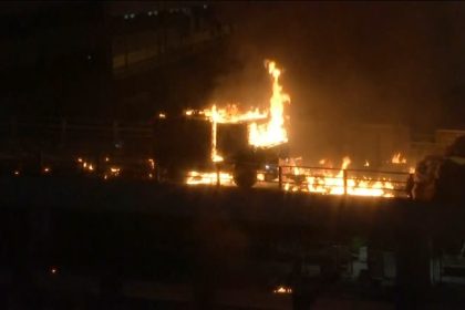 Eskalation in Hongkong: Polizei droht mit scharfer Munition – Polizeifahrzeug in Flammen