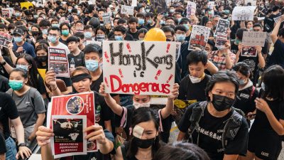 Pulverfass Hongkong: Polizist schießt um sich – Zwei Demonstranten schwer verletzt