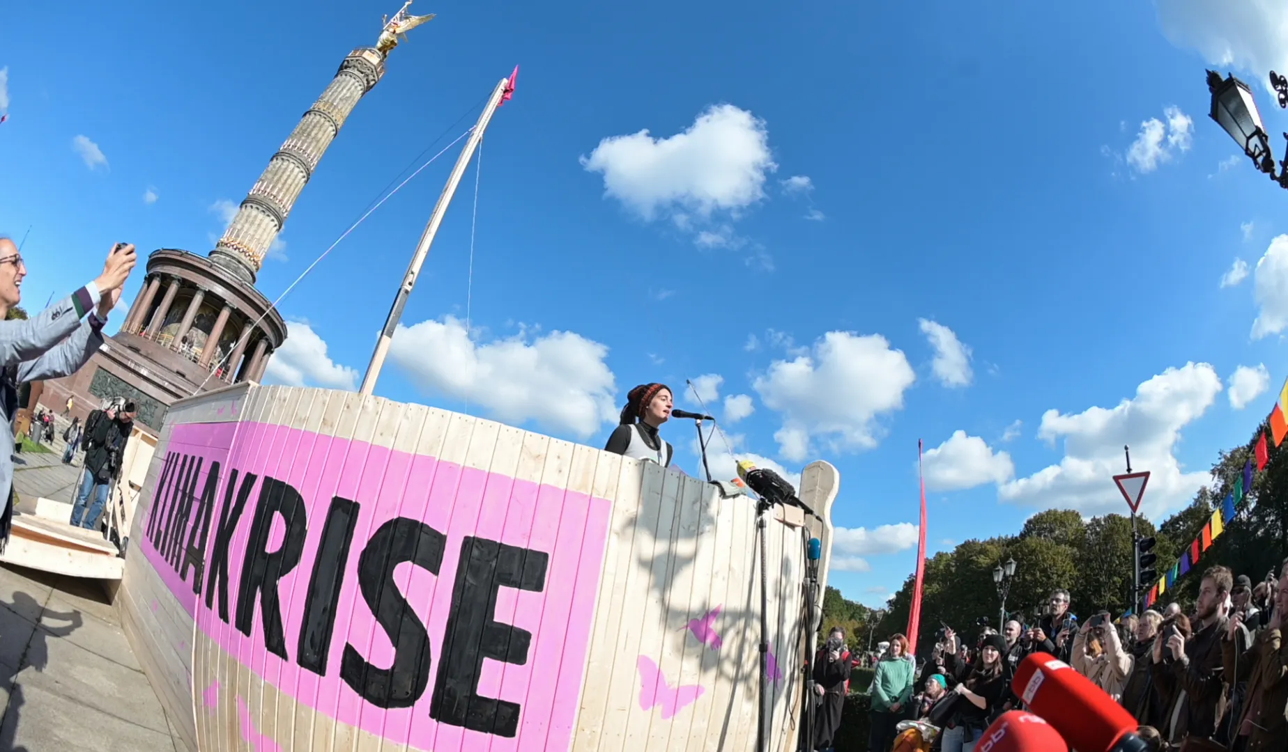 Klima-Protest: Carola Rackete, ehemals Kapitän auf der &quot;Sea-Watch 3&quot; in Berlin an Bord der &quot;Klimakrise&quot; bei einer Demo von &quot;Extinction Rebellion&quot; am 7. Oktober 2019 in Berlin. Foto: Tobias Schwarz/afp via Getty Images