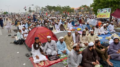 Tausende islamistische Demonstranten fordern Rücktritt von Pakistans Regierung