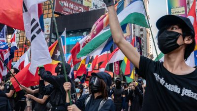 Chaos in Hongkong: Polizei löst Versammlung gewaltsam auf – Mann beißt Stadtrat ins Ohr