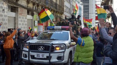 Bolivien: Einsatz der Armee gegen meuternde Polizisten? Polizisten laufen zum Volk über