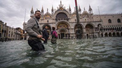 Markusplatz wegen massiver Überschwemmungen in Venedig gesperrt