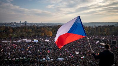 Mehr als 200.000 Tschechen fordern Rücktritt von Regierungschef Babis