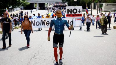 „Wir wollen Freiheit“: Tausende Guaidó-Anhänger protestieren gegen Venezuelas linken Staatschef Maduro