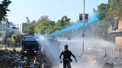 Erneute Gewalt in Hongkong: Tränengas gegen Demonstranten – Molotowcocktails gegen Panzerfahrzeuge