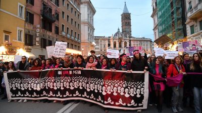 Zehntausende demonstrieren in Rom und Paris gegen Gewalt an Frauen