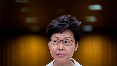 „Haufen Bargeld“: Hongkongs Regierungchefin hat wegen US-Sanktionen kein Bankkonto