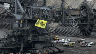 „Klimakrise – Kohle abschalten“: Greenpeace entrollen Riesenbanner im Tagebau Garzweiler